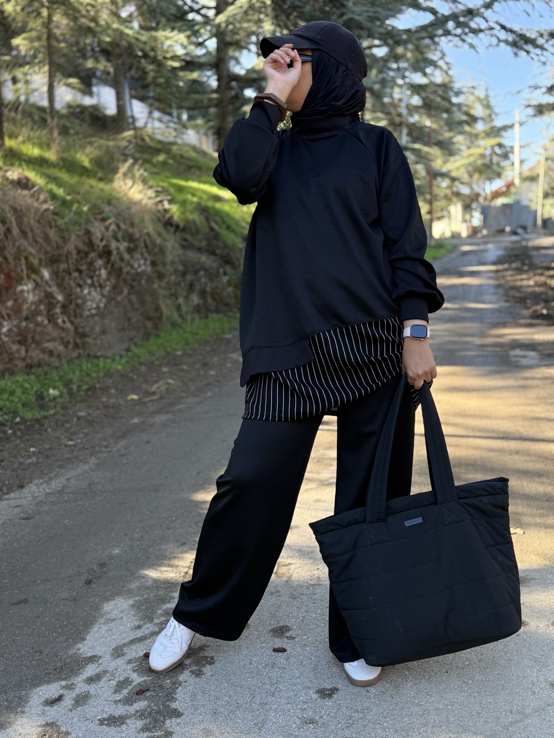 Alternative view of Survêtement quotidienne style ensemble  en noir