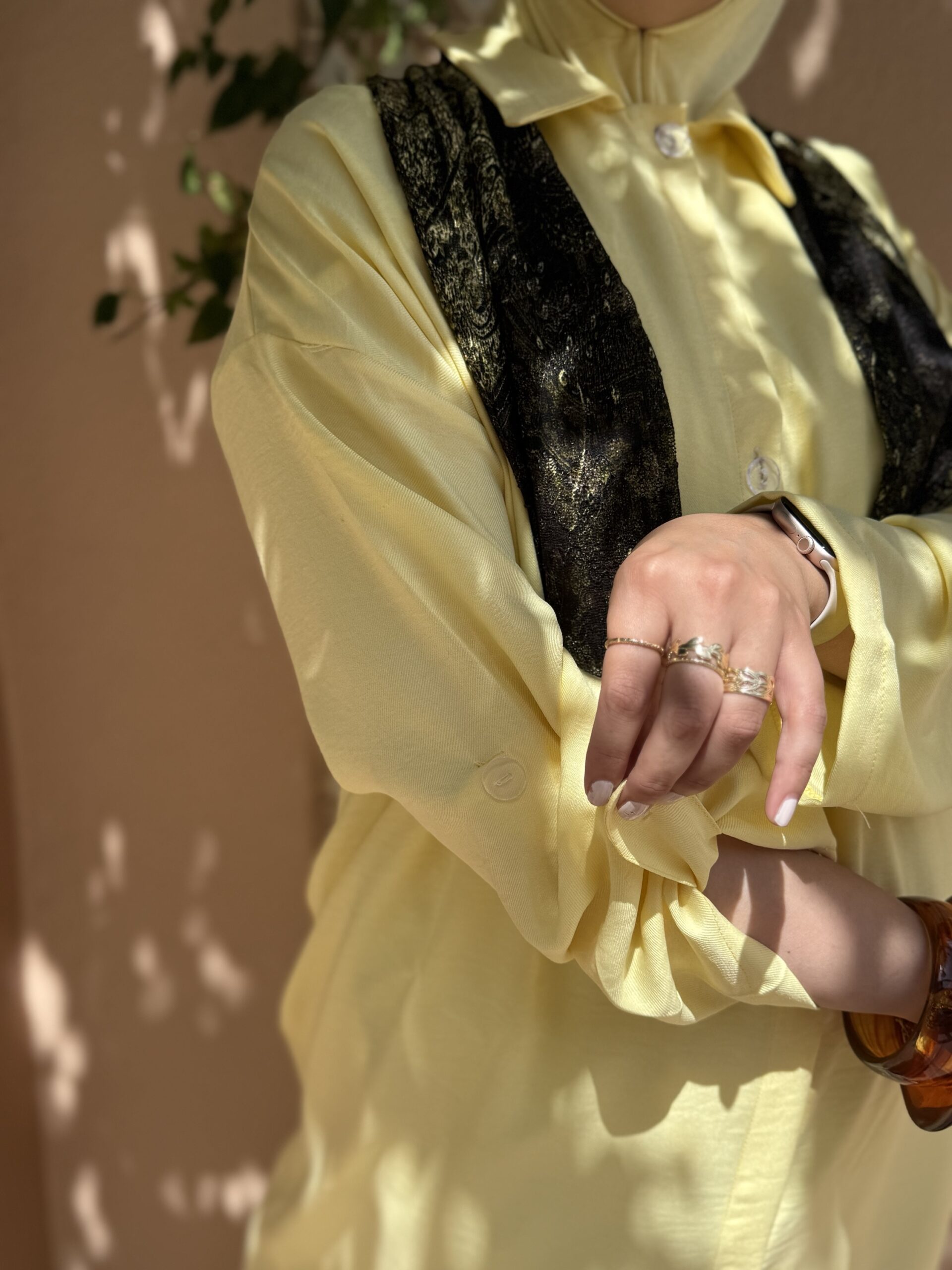 Robe en lin jaune avec écharpe – Image 4