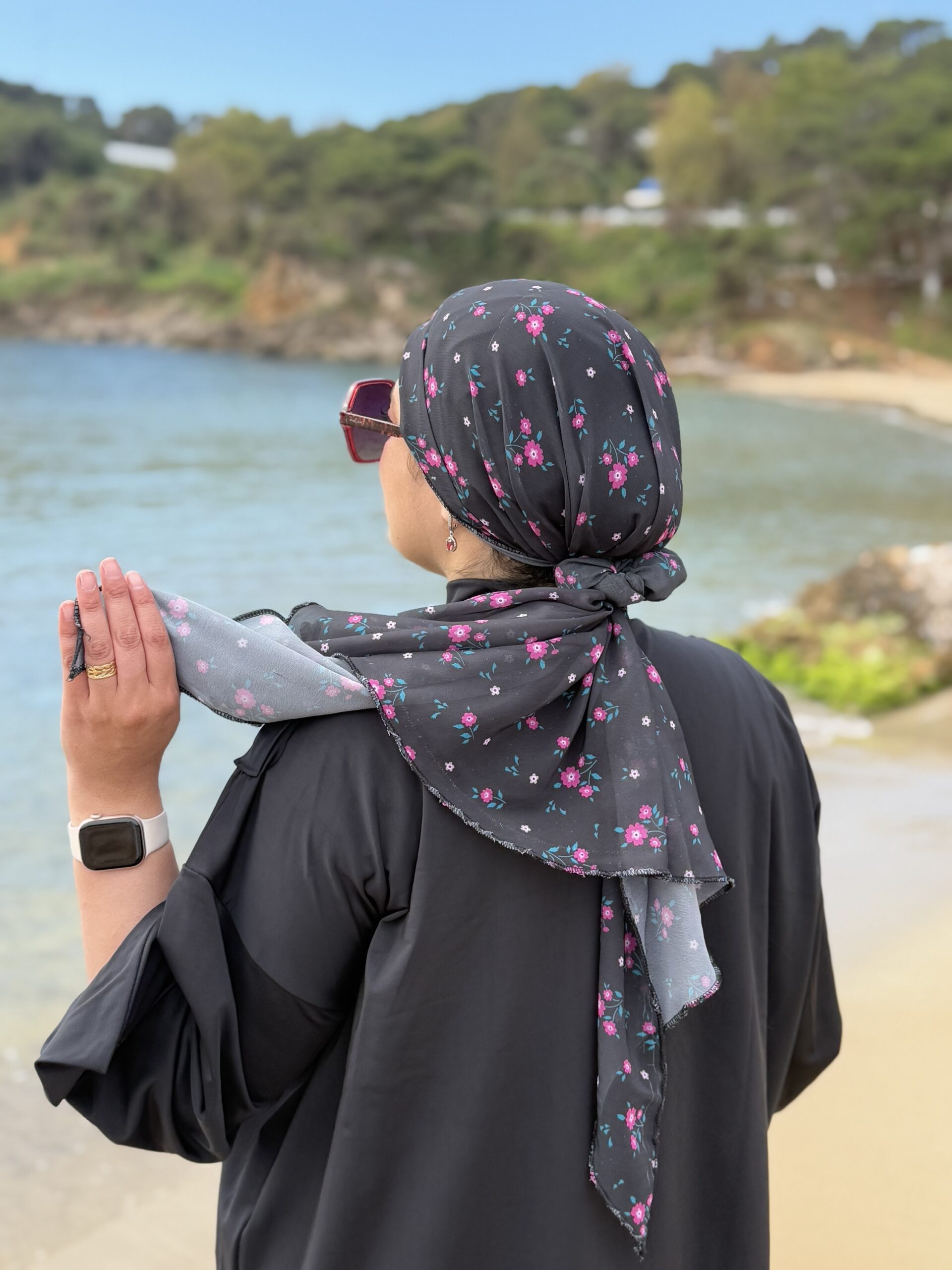 Alternative view of Turban de plage gris nardo ( fleur rose )