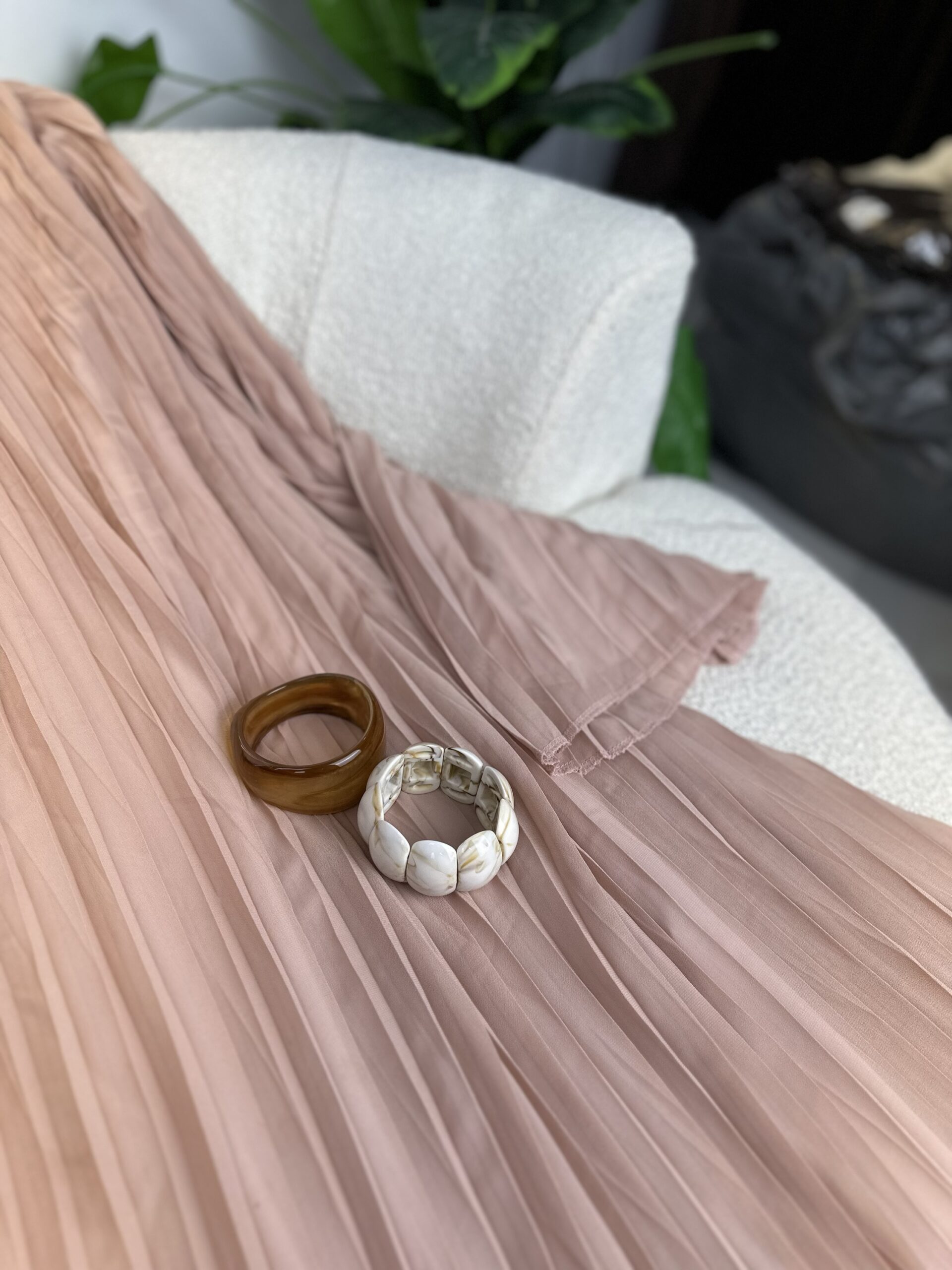 Alternative view of Robe plissé beige