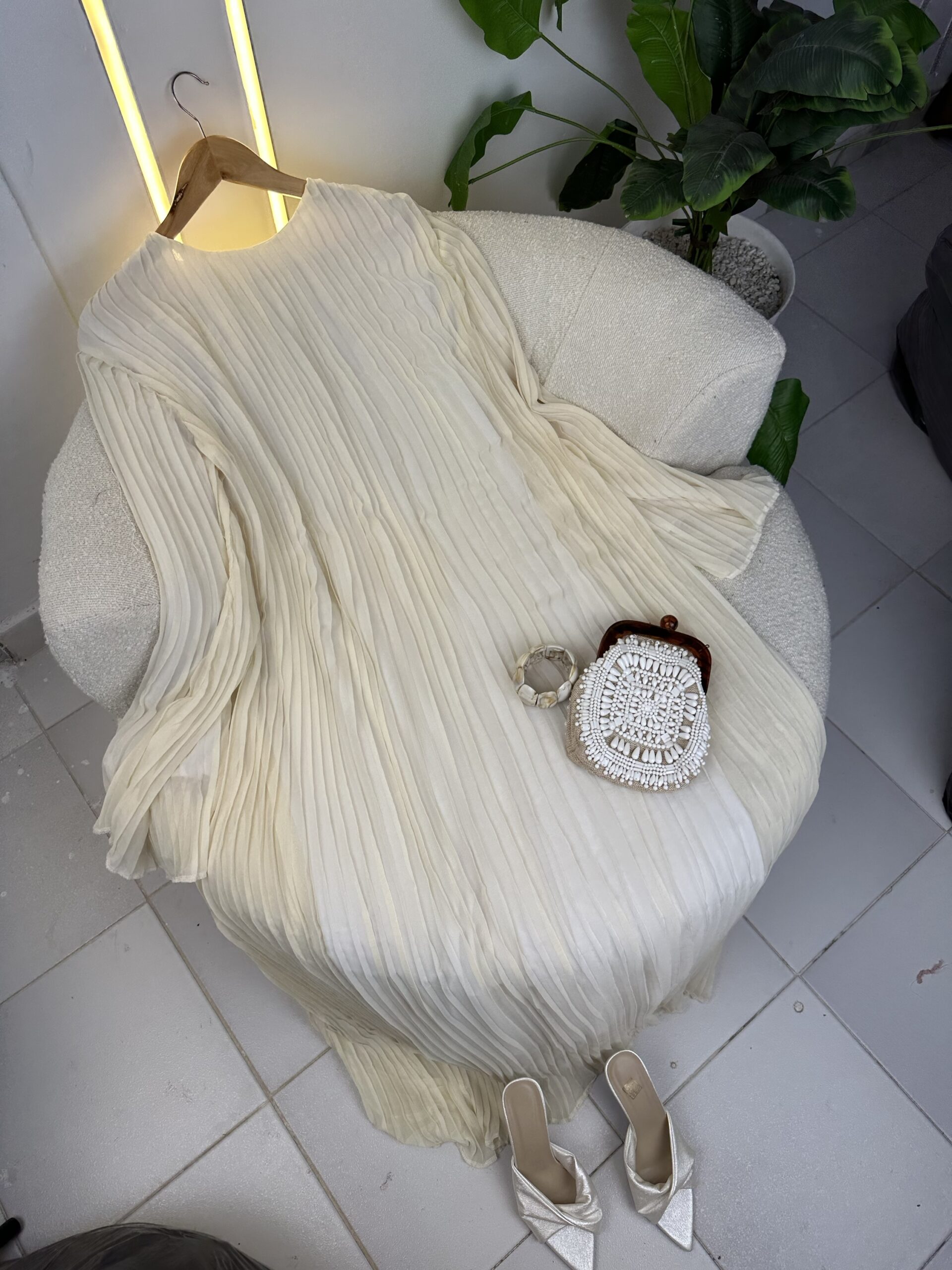 Alternative view of Robe plissé Blanc cassé