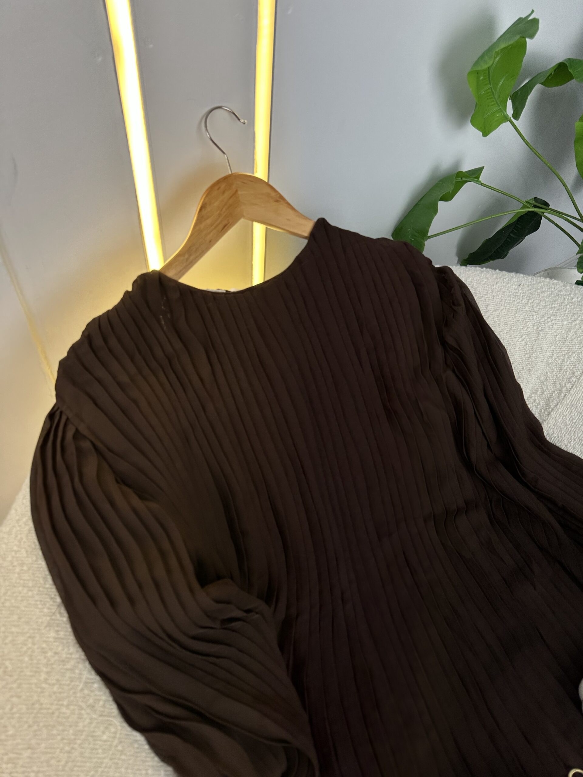 Alternative view of Robe plissé marron