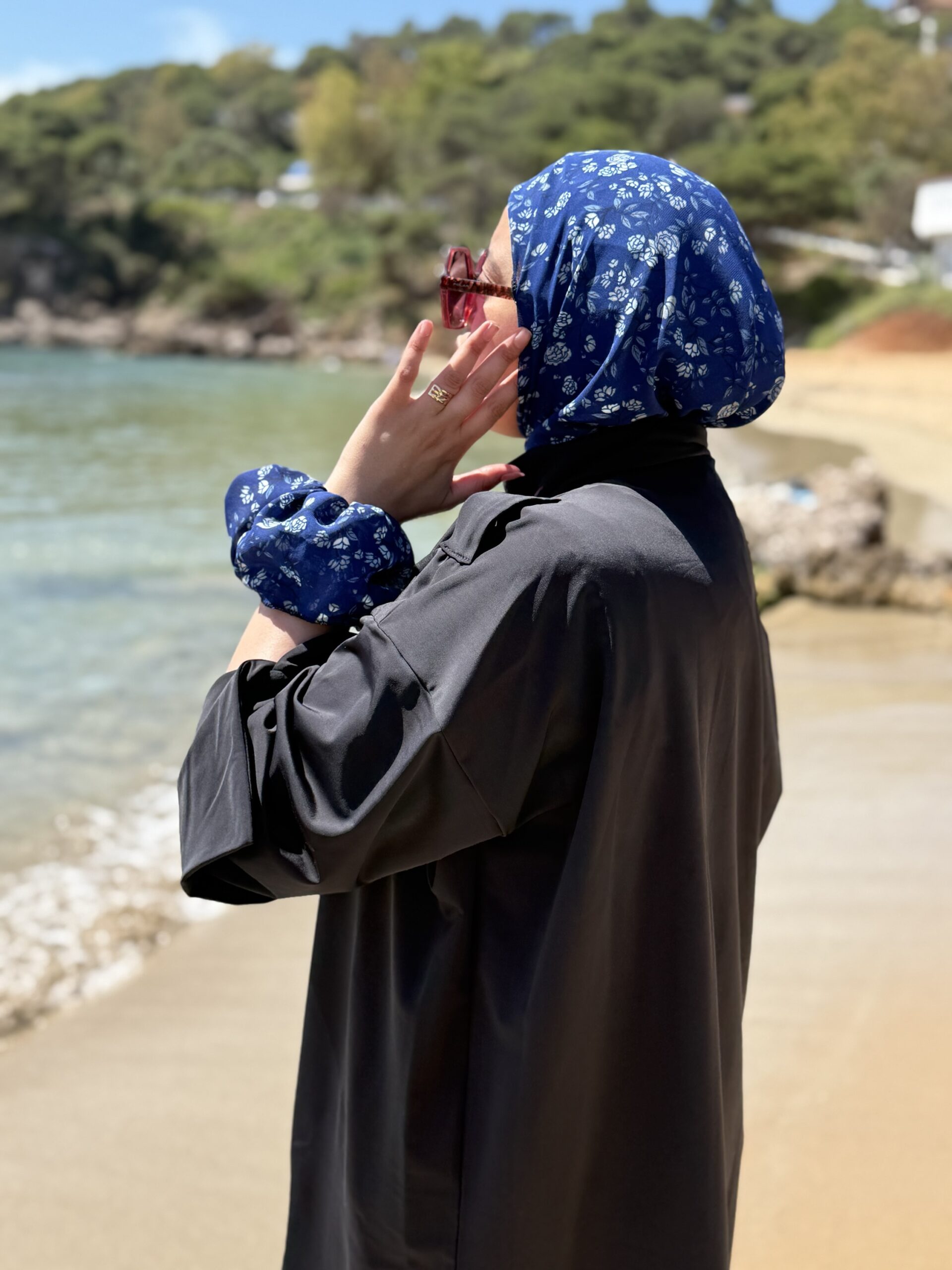 Alternative view of Turban à fleur bleu roi
