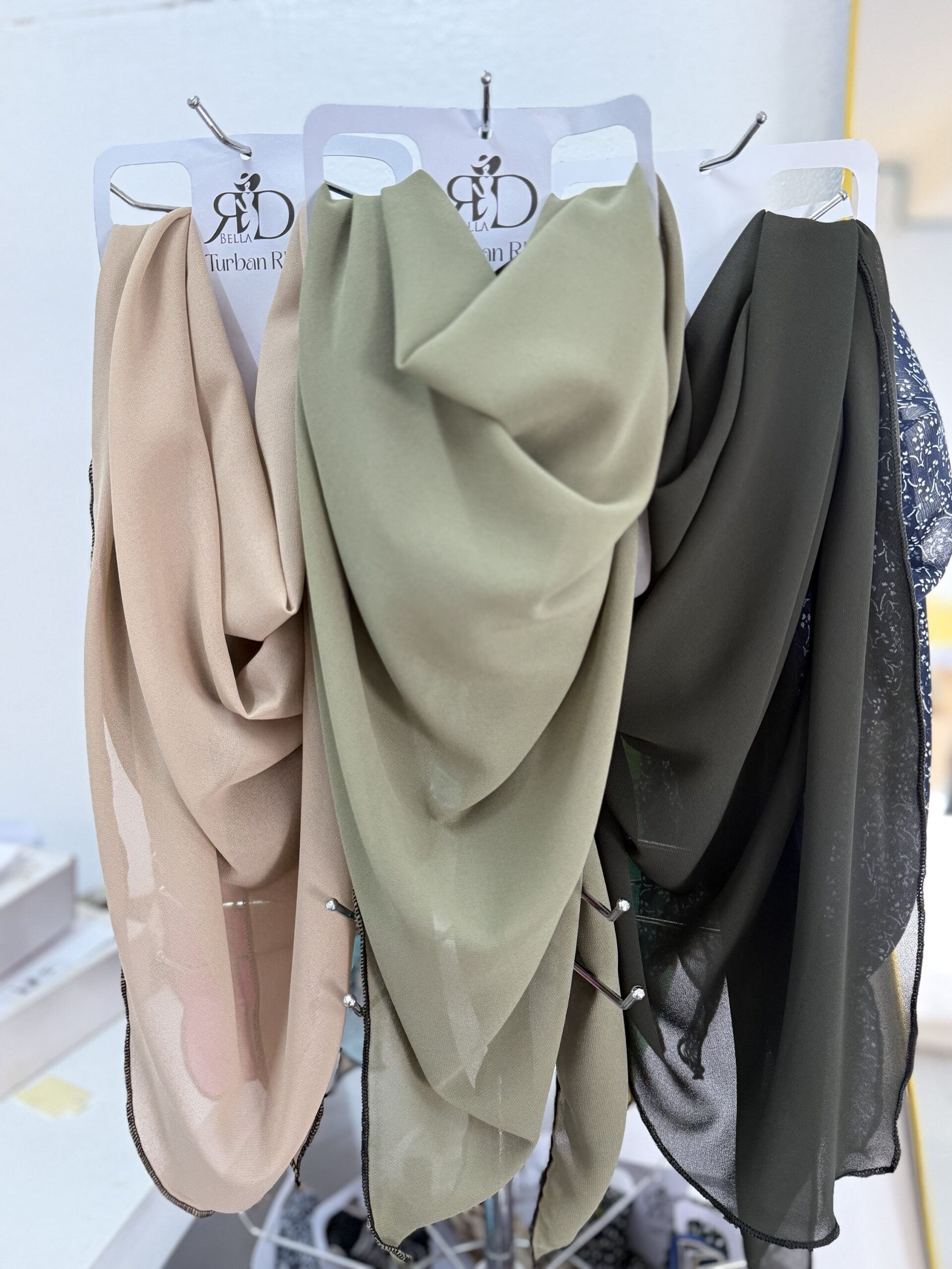 Alternative view of Turban vert olive
